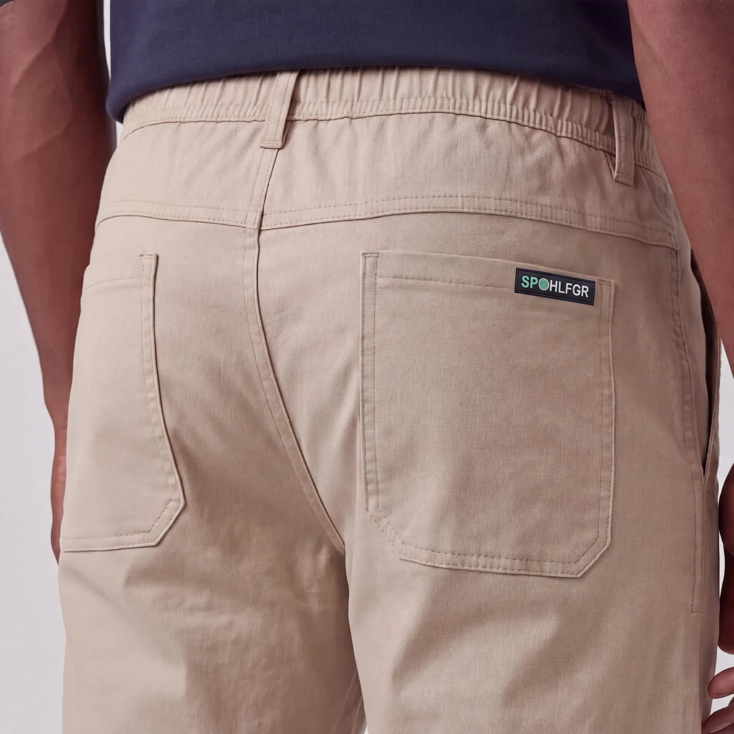 大容量の収納ができる快適なカーゴパンツ