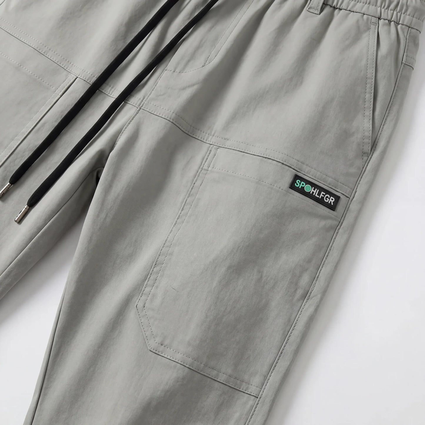 大容量の収納ができる快適なカーゴパンツ 